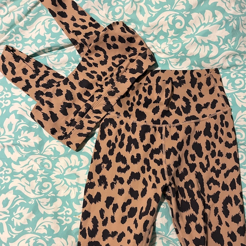 ALL FENIX workout active wear cheetah print set size small great condition